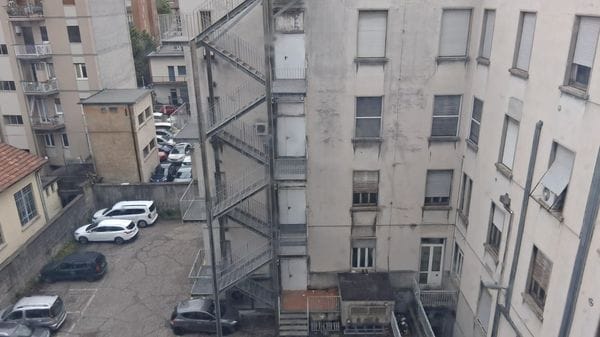 A spasso per il palazzo fantasma. Degrado (e porte aperte) all’ex Asl