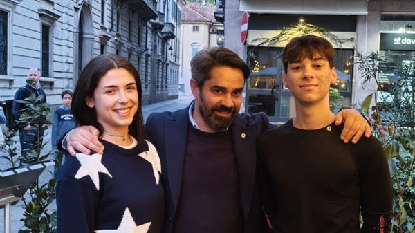 Como guarda alla Gen Z: due diciottenni alla guida di un Lions