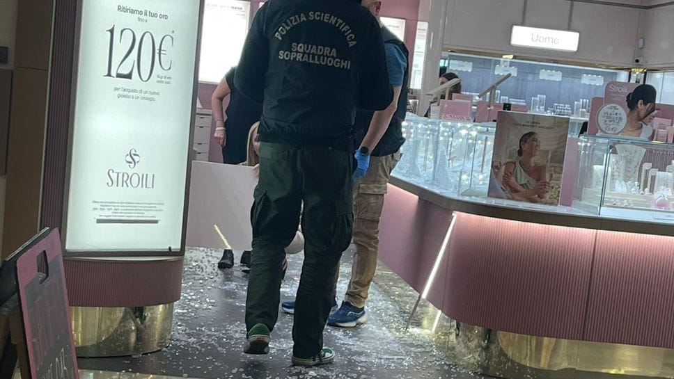 Rapina allo Stroili di Tavernola, negozio devastato e via con i gioielli