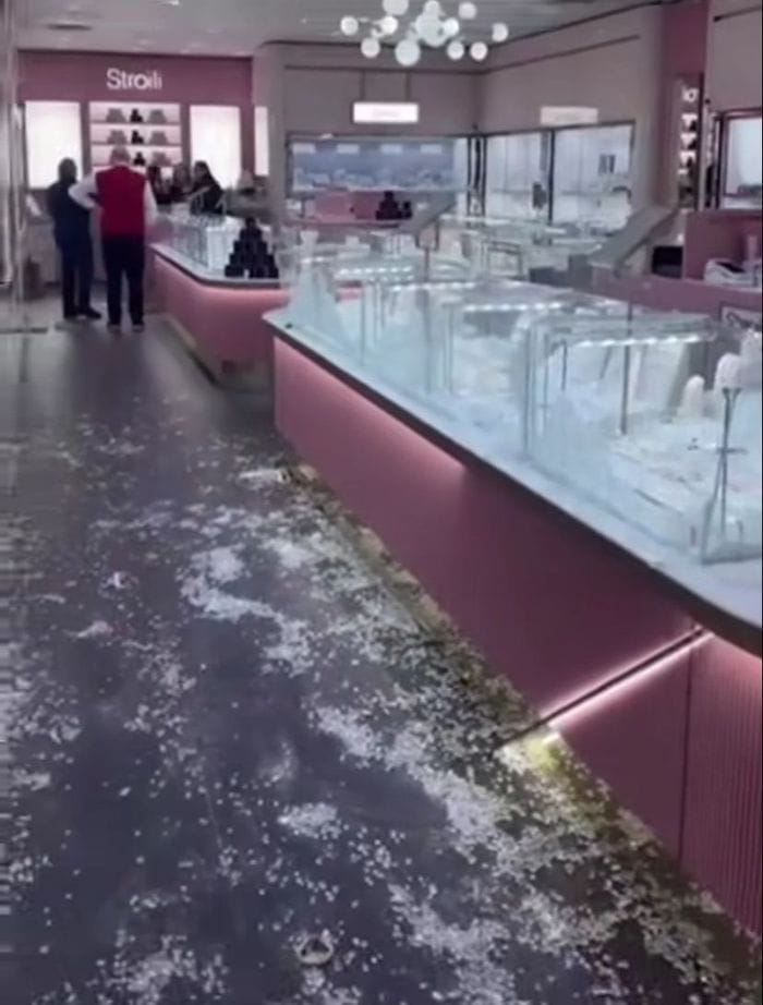 Rapina allo Stroili di Tavernola: quattro persone armate hanno devastato il negozio e sono fuggite con i gioielli