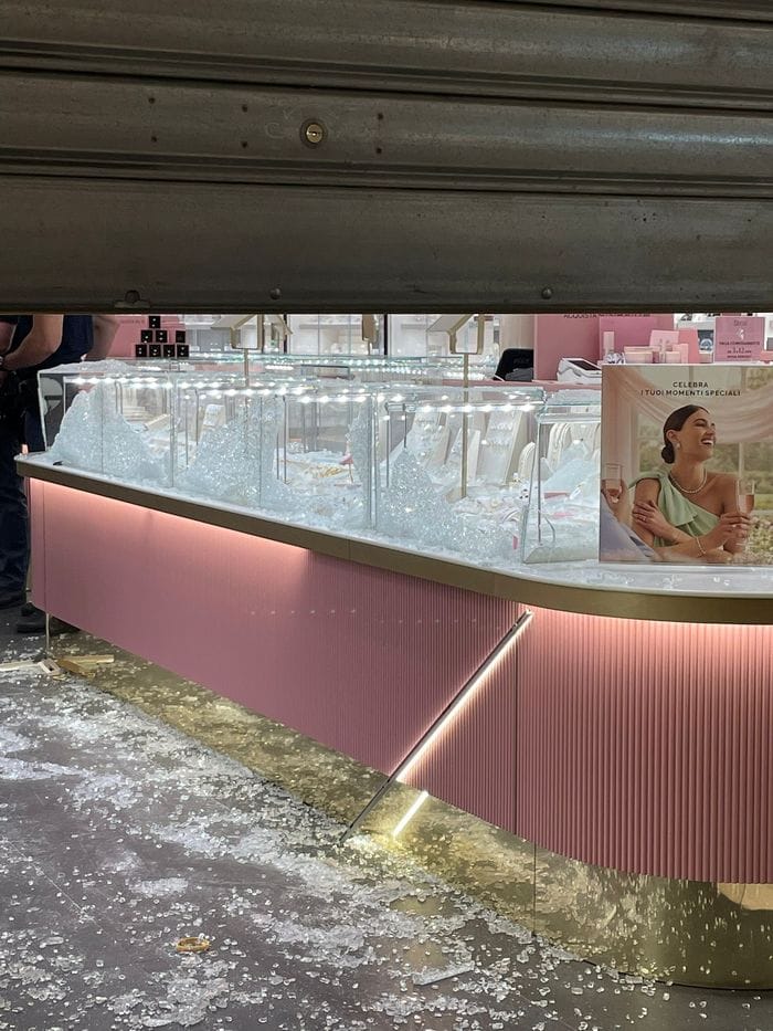 Rapina allo Stroili di Tavernola: quattro persone armate hanno devastato il negozio e sono fuggite con i gioielli