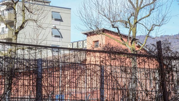 Gli angeli di Ponte Chiasso:  inaugurata oggi la targa dedicata a Panzica, Tolis e Boetti