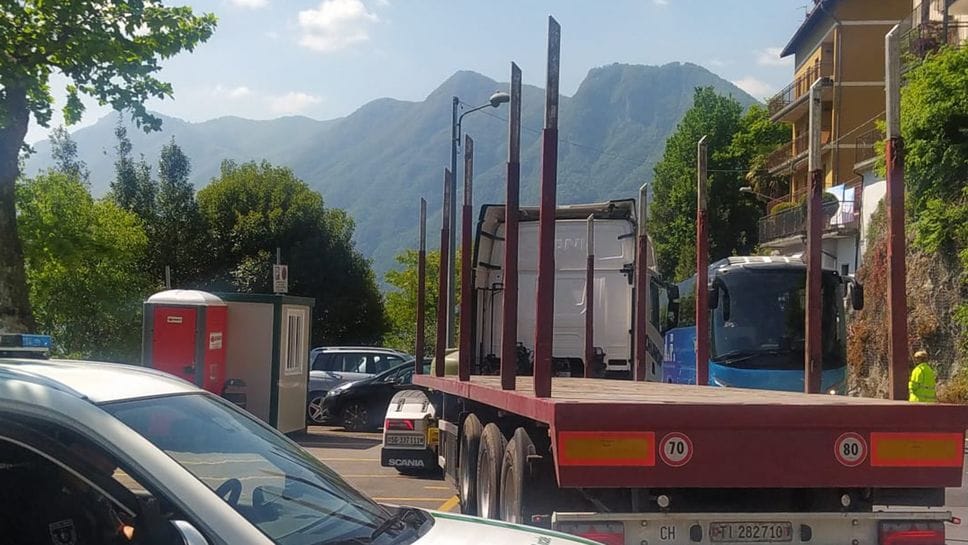 Gli autisti protestano per la giungla dei cartelli di divieto sulla Regina: «Non sono chiari»