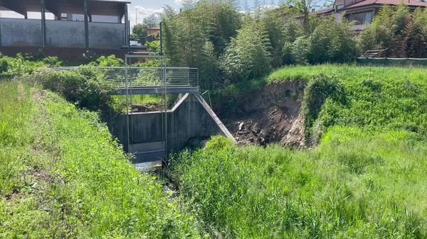 Il ponte sulla vasca di laminazione a Cantù: sotto sequestro da due anni.