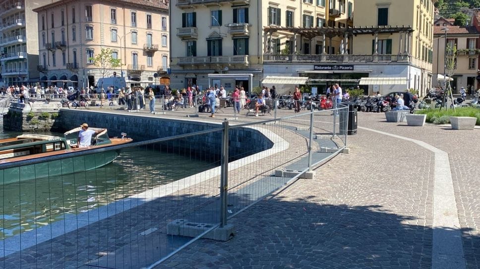 Lungolago di Como, posati nuovi parapetti (ma sono sempre provvisori)