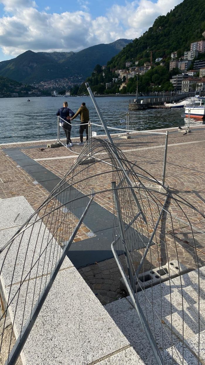 Lungolago di Como, posati nuovi parapetti (ma sono sempre provvisori)