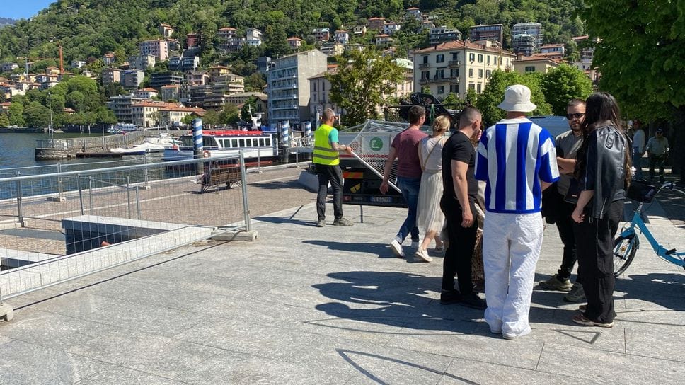Lungolago di Como, posati nuovi parapetti (ma sono sempre provvisori)