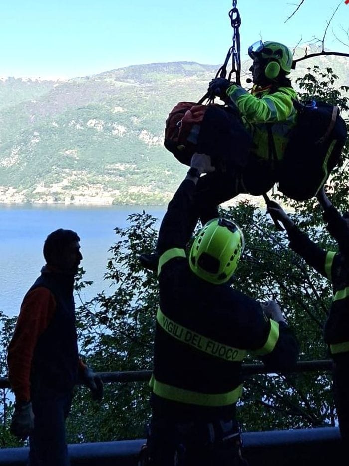 Motociclista cade nel dirupo: salvato dalla fitta vegetazione