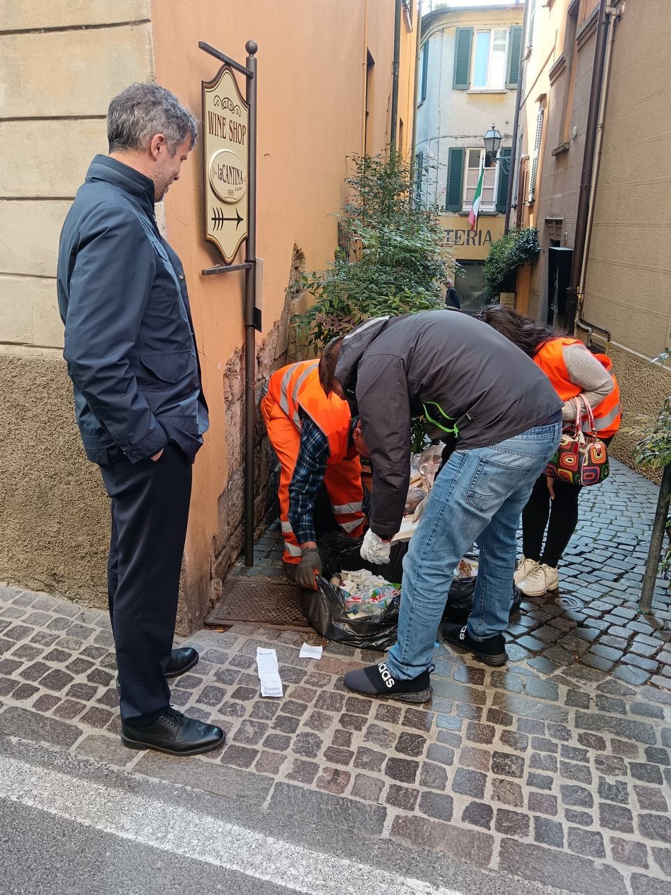 Otto multe in un giorno per abbandono di rifiuti e  anche il sindaco controlla i sacchi