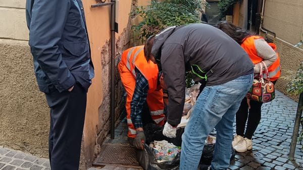 Otto multe in un giorno per abbandono di rifiuti e  anche il sindaco controlla i sacchi