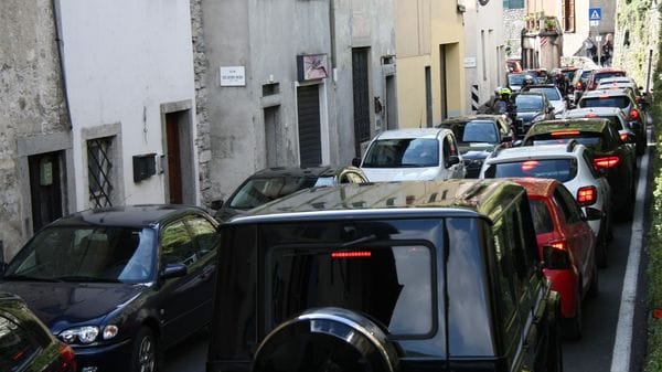 Sei ore di caos sulla Regina: un’ambulanza bloccata, visite mediche saltate, studenti e lavoratori in coda