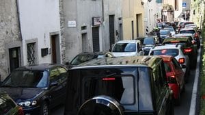 Sei ore di caos sulla Regina: un’ambulanza bloccata, visite mediche saltate, studenti e lavoratori in coda