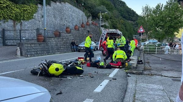 Si schianta contro un’auto sulla Regina. Morto l’uomo alla guida della moto