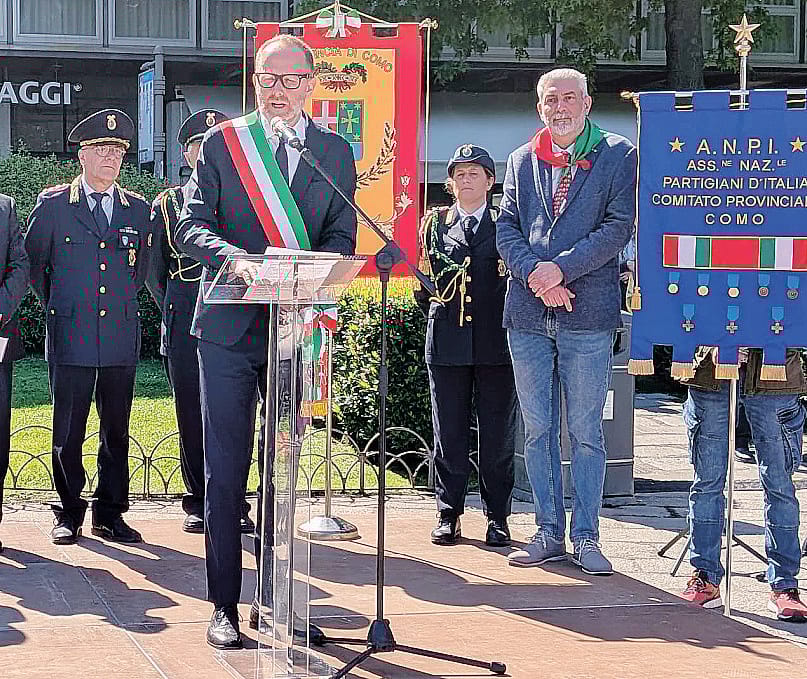 Il sindaco riaccende il Faro, poi va in piazza e polemizza