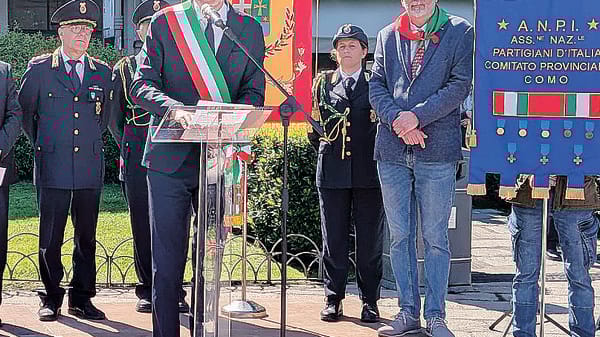 Il sindaco riaccende il Faro, poi va in piazza e polemizza