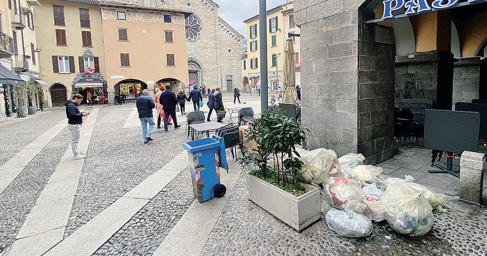 Rifiuti, scatta il ritiro fai da te: addio alle code per i sacchetti
