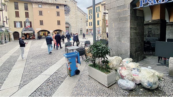 Rifiuti, scatta il ritiro fai da te: addio alle code per i sacchetti