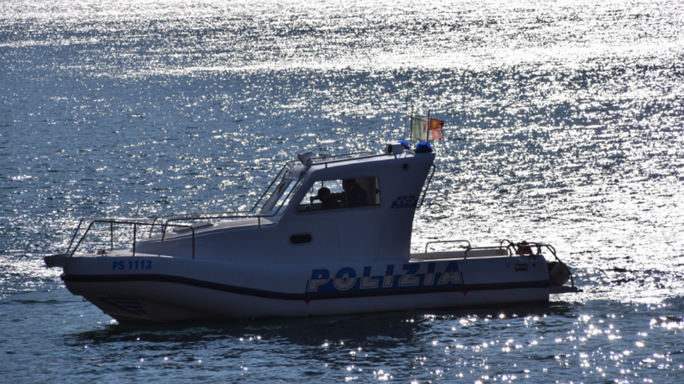 Barca invade la pista degli idrovolanti: incidente sfiorato e multa di 2.064 euro