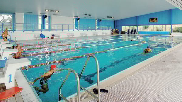 Casate, tutto al miglior offerente. Piscina e palazzetto ai privati