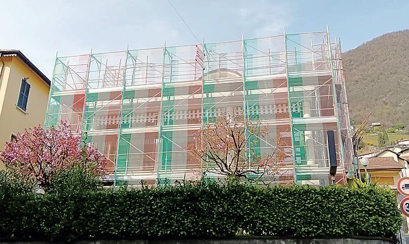 La Casa anziani avvolta nel ponteggio: investiti 200mila euro per rifare il tetto