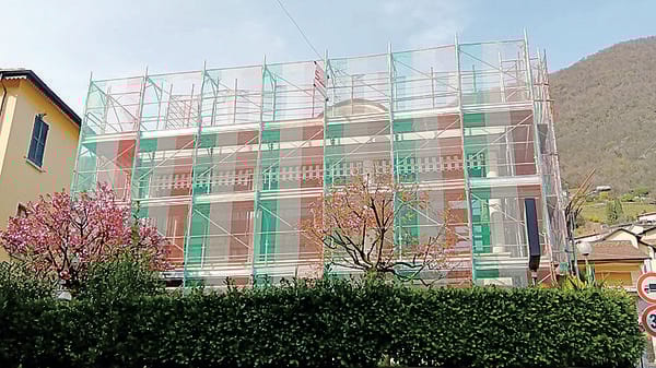 La Casa anziani avvolta nel ponteggio: investiti 200mila euro per rifare il tetto