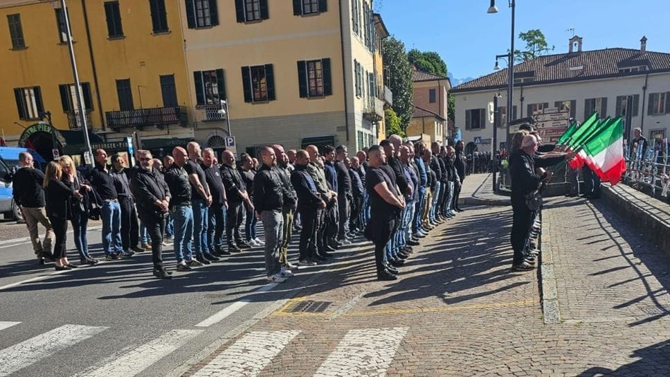 Lancio di escrementi contro i nostalgici, l’Anpi: «Ci dissociamo»