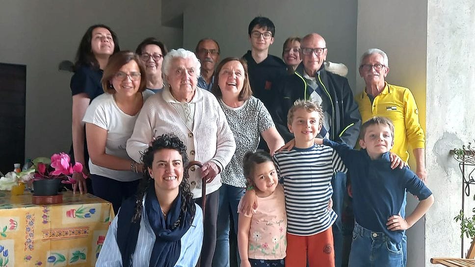 Nonna Emilia arriva a quota 107 anni, l’abbraccio della famiglia e del paese