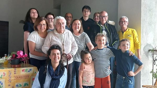 Nonna Emilia arriva a quota 107 anni, l’abbraccio della famiglia e del paese