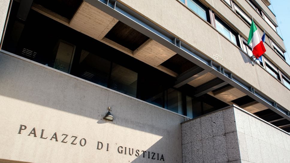 Tre anni per le botte alla compagna. Lei negava e lo difendeva