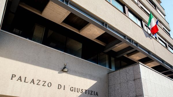 Tre anni per le botte alla compagna. Lei negava e lo difendeva