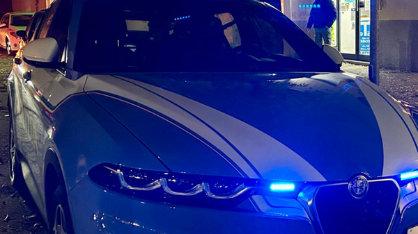 Ubriaco in via Mentana, aggredisce i passanti e i poliziotti