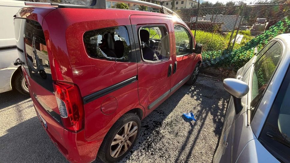 Ponte Lambro, danni alle auto e fiori rubati. «Sappiamo chi sono i colpevoli»