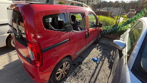 Ponte Lambro, danni alle auto e fiori rubati. «Sappiamo chi sono i colpevoli»