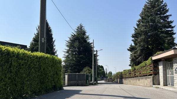 Proserpio, furto in pieno giorno. Segano le sbarre ed entrano nella casa