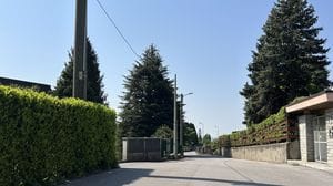Proserpio, furto in pieno giorno. Segano le sbarre ed entrano nella casa