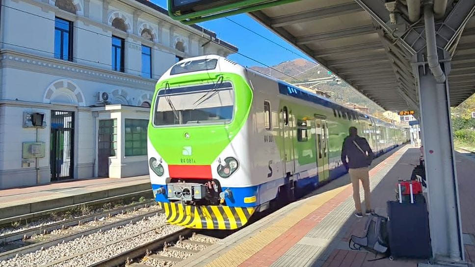Trenord sbarca su WhatsApp: il biglietto arriva  in chat. Ecco come funziona