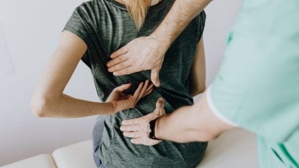 Lombalgia, addio al bisturi: oggi la cura è il movimento