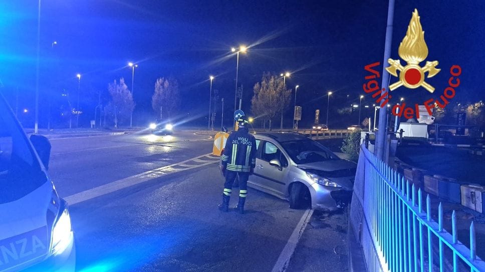 Con l’auto contro la recinzione: due giovani in ospedale 