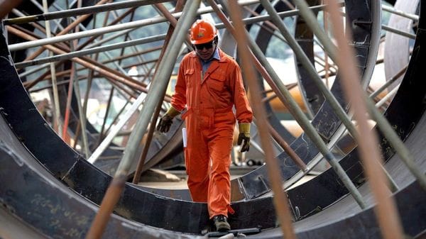 Contratti nazionali, uno su tre è scaduto. La Uil attacca: «Basta chiudere gli occhi» 