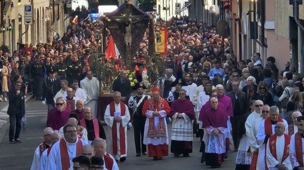 Crocifisso, il messaggio: «Dall’indifferenza  all’azione concreta»