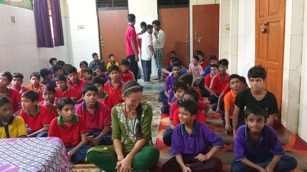 Dal turismo all’amore per l’India: «I miei guadagni tutti ai bimbi»