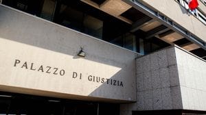 Investe online e brinda al guadagno. Ma è tutta una truffa