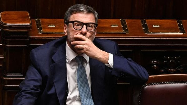 La politica che annaspa e i conti da pagare