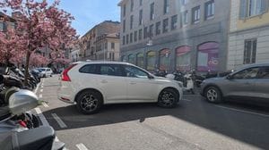 Le multe in piazza Volta. «Così il Comune fa cassa»