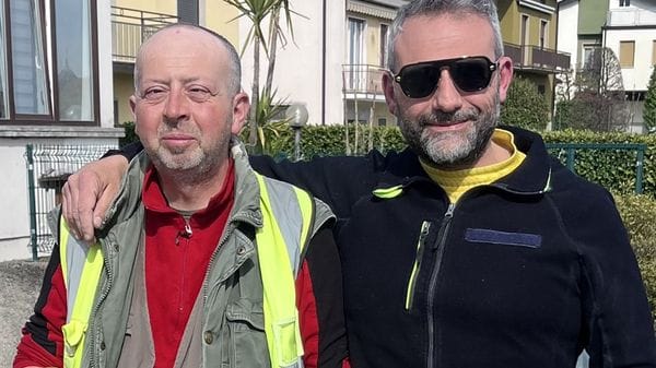 Non vede, dona i suoi regali per solidarietà