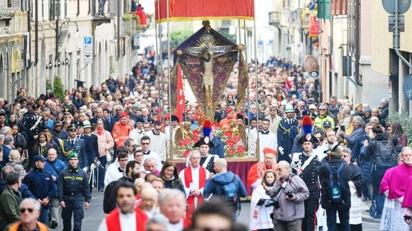 Oggi la città si ferma per la processione del Crocifisso