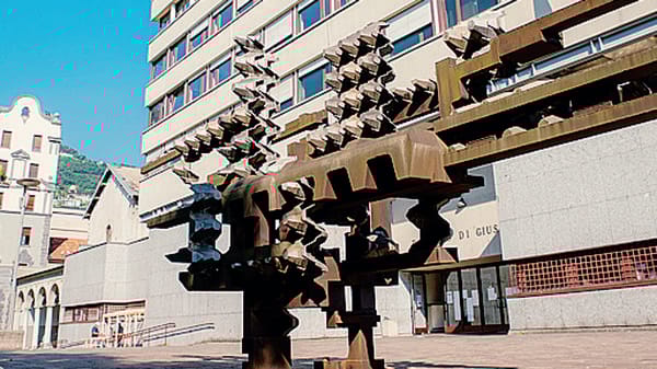 Rapinava e rubava pacchi postali. Giovane condannato a sei anni