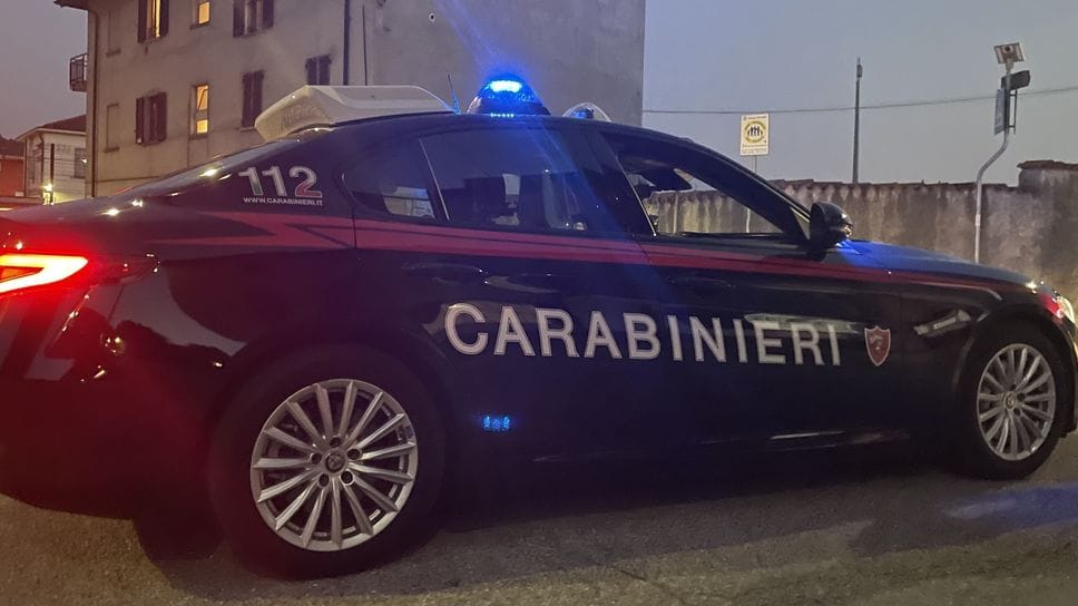 Ruba un monopattino e poi, ubriaco, reagisce con violenza al controllo dei carabinieri