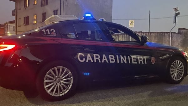 Ruba un monopattino e poi, ubriaco, reagisce con violenza al controllo dei carabinieri