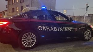 Ruba un monopattino e poi, ubriaco, reagisce con violenza al controllo dei carabinieri